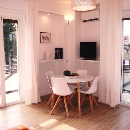 Bright Apartment Кальярі Екстер'єр фото